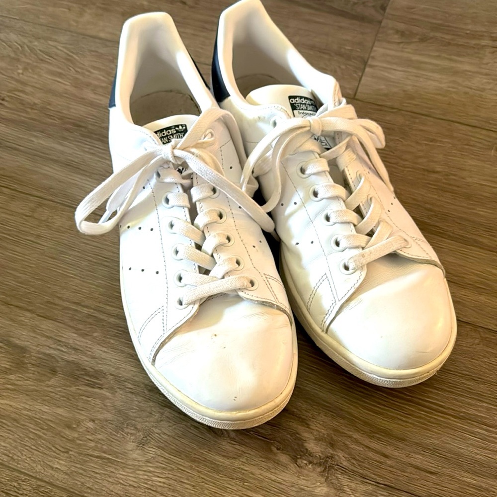 Adidas Stan Smith tennis shoes